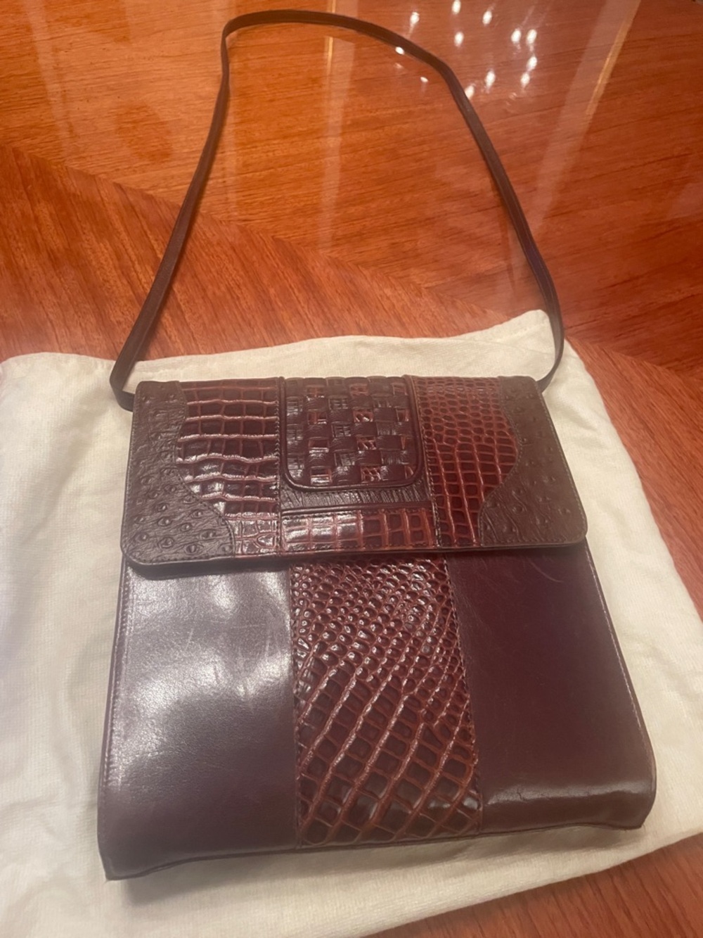 An Italian Gino Vintage Leather Crossbody Bag